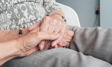 Veranstaltungstipp: Webinar „Pflegende Angehörige zwischen Fürsorge und Erschöpfung: Wege zu Hilfe und Entlastung“